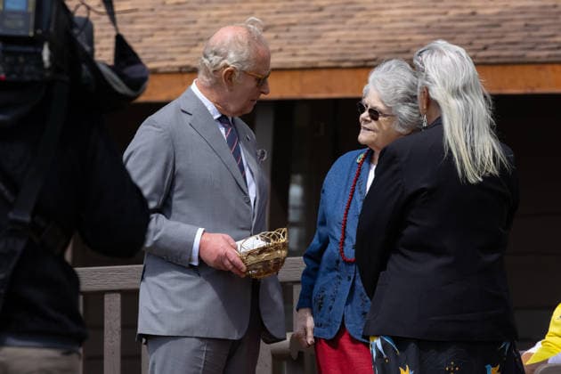 May 2, 2026, Front Royal, Va, United States: King Charles III of the United Kingdom, meets with Monican Indian Nation Tribal Chief Diane Shields, 78, and Monican Indian museum director Sue Elliott, 68, during a visit to Shenandoah National Park as Superintendent Tracy Stakely, left, looks on during a visit to the Dickey Ridge section, April 30, 2026 in Front Royal, Virginia. Front Royal United States - ZUMAp138 20260502_zaa_p138_056 Copyright: xAndrewxKing UsxInteriorx