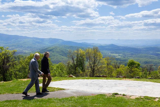 May 2, 2026, Front Royal, Va, United States: King Charles III of the United Kingdom, left, with U.S Interior Secretary Doug Burgum, right, during a visit to the Shenandoah National Park Dickey Ridge section, April 30, 2026 in Front Royal, Virginia. The King is visiting in celebration of the 250th anniversary of American independence. Front Royal United States - ZUMAp138 20260502_zaa_p138_049 Copyright: xAndrewxKing InteriorxDepartmentx