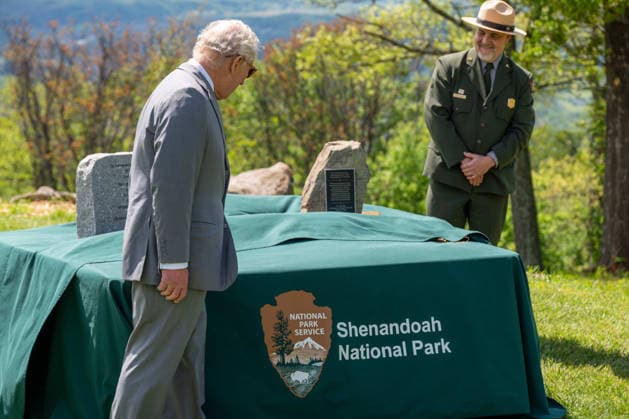 May 2, 2026, Front Royal, Va, United States: King Charles III of the United Kingdom, and Tracy Stakely, right, Superintendent of Shenandoah National Park prepare to unveil two commemorative stones, one from Balmoral and another from the Appalachian Mountains, during a visit to the Dickey Ridge section, April 30, 2026 in Front Royal, Virginia. The King is visiting in celebration of the 250th anniversary of American independence. Front Royal United States - ZUMAp138 20260502_zaa_p138_031 Copyright: xShenandoahnps NationalxParkx