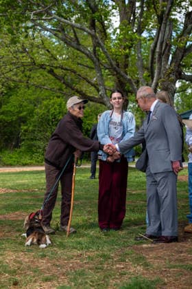 May 2, 2026, Front Royal, Va, United States: King Charles III of the United Kingdom, meets with junior rangers during a visit to the Shenandoah National Park Dickey Ridge section, April 30, 2026 in Front Royal, Virginia. The King is visiting in celebration of the 250th anniversary of American independence. Front Royal United States - ZUMAp138 20260502_zaa_p138_028 Copyright: xShenandoahnps NationalxParkx