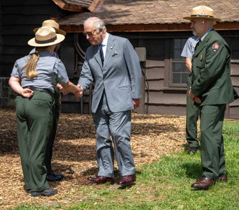 May 2, 2026, Front Royal, Va, United States: King Charles III of the United Kingdom, center, greets Park Ranger Kirsten Talken-Spaulding, left, as Tracy Stakely, Superintendent of Shenandoah National Park, right, looks on during a visit to Dickey Ridge section, April 30, 2026 in Front Royal, Virginia. The King is visiting in celebration of the 250th anniversary of American independence. Front Royal United States - ZUMAp138 20260502_zaa_p138_007 Copyright: xShenandoahnps NationalxParkx
