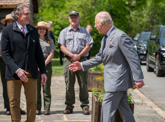 May 2, 2026, Front Royal, Va, United States: U.S. Interior Secretary Doug Burgum, right, welcomes King Charles III of the United Kingdom on arrival for a visit to Shenandoah National Park, April 30, 2026 in Front Royal, Virginia. The King is visiting in celebration of the 250th anniversary of American independence. Front Royal United States - ZUMAp138 20260502_zaa_p138_001 Copyright: xShenandoahnps NationalxParkx