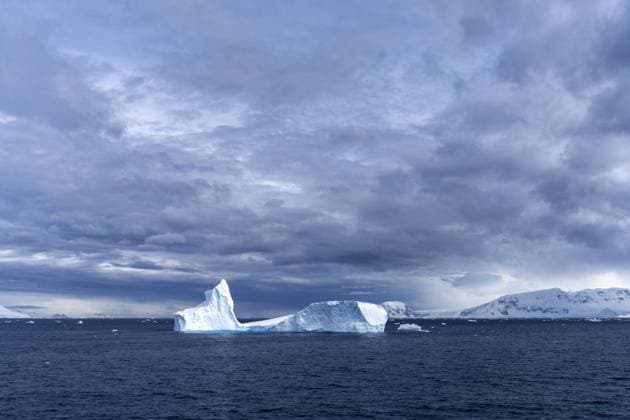 Eisberge treiben im offenen Südpolarmeer, im Hintergrund schneebedeckte Berghänge unter bedecktem Himmel mit dichten Wolken, Antarktische Halbinsel, Antarktis Icebergs float in the open Southern Ocean, snow-covered mountain slopes in the background under overcast skies with thick clouds, Antarctic Peninsula, Antarctica Copyright: imageBROKER StefanxNehls ibxpoj17409582.jpg