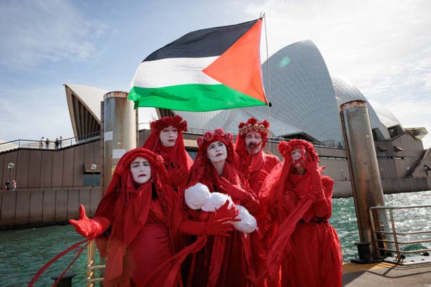 News Bilder des Tages PADDLE OUT FOR SUMUD, Paddle out for Sumud protest in Sydney Harbour, Sunday, May 3, 2026. Participants paddled from MilsonÕs Point to the Man OÕWar Steps in a show of solidarity with the global Sumud Flotilla. ( NO ARCHIVING SYDNEY NEW SOUTH WALES AUSTRALIA  Copyright: xNADIRxKINANIx 20260503189844644470