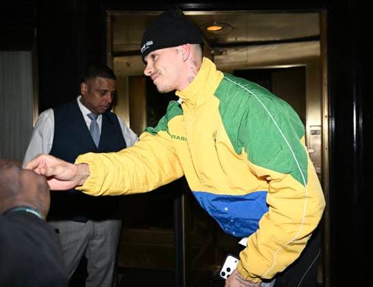 Romeo Beckham is seen arriving at The Carlyle Hotel in New York City where he stops to sign for fans The model interacts with the crowd as he heads inside ahead of Met Gala preparations On May 2, 2026 Gedeon Taieb Bestimage New York Etats Unis  Copyright: xGedeonxTaiebx xBestimagexGedeonxTaiebx xBestimagex