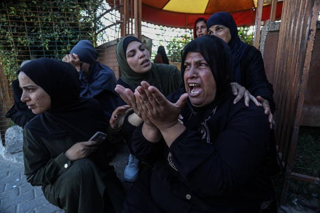 News Bilder des Tages Funeral for Palestinian killed in Israeli strike KHAN YUNIS, GAZA, PALESTINE - MAY 03: People attend the funeral outside the Nasser Hospital for 15-year-old Palestinian Riyad Naci Nemr Ebu Nemr who was killed in an Israeli airstrike in Khan Yunis, Gaza, Palestine on May 03, 2026. Abed Rahim Khatib Anadolu Khan Yunis Gaza. Editorial use only. Please get in touch for any other usage.  Copyright: x2026xAnadoluxAbedxRahimxKhatibx