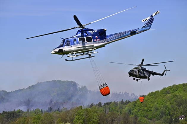 News Bilder des Tages Firefighters are intervening at forest fire in Chribska in the Bohemian Switzerland National Park, Czech Republic, May 3, 2026. Army and police helicopters are helping to put out the fire. (CTKxPhoto OndrejxHajek) CTKPhotoP2026050302009  CTKPhotoP2026050302009