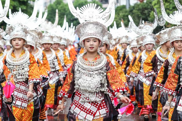 News Bilder des Tages QIANDONGNAN, CHINA - MAY 02: People of Miao ethnic group dressed up in traditional silver-decorated costumes attend a parade to celebrate the Miao Sisters Festival on May 2, 2026 in Taijiang County, Qiandongnan Miao and Dong Autonomous Prefecture, Guizhou Province of China.  Copyright: xChinaxNewsxServicex 111638712081