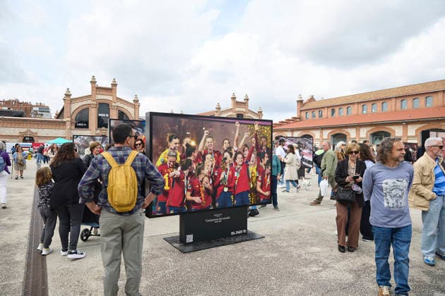 News Bilder des Tages Exhibition Momentos of the 50th anniversary of El País Several people look at the photographs on display during the exhibition Momentos as part of the 50th anniversary of El País, at the Matadero, on May 3, 2026, in Madrid Spain The newspaper El País celebrates its 50th anniversary with a three-day festival organized at the Matadero during which 70 events have been organized and 150 personalities from the world of journalism and communication have participated 03 MAY 2026 PHOTO EXHIBITION Jesús Hellí Madrid Madrid Espana  Copyright: xJesusxHellinx 7494065