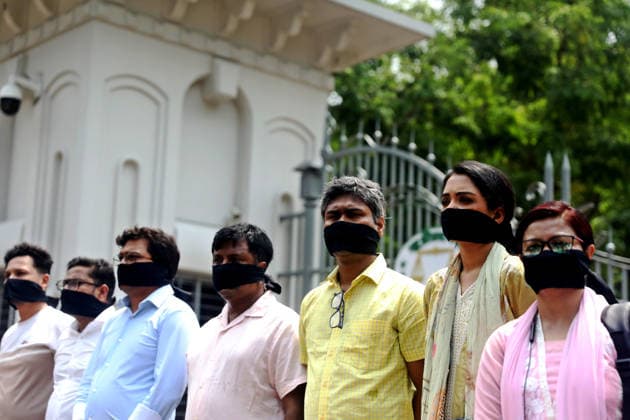News Bilder des Tages May 3, 2026, Dhaka, Dhaka, Bangladesh: Journalists working at the Supreme Court Beat, wearing black cloths over their faces, formed a human chain in front of the Supreme Court in Dhaka on the occasion of Free Press Day. 03-05-2026, Journalists at the Supreme Court Beat, wearing black cloths over their faces, formed a human chain in front of the Supreme Court in Dhaka, immediately lifting the ban on journalists entering the Supreme Court courtroom. Dhaka Bangladesh - ZUMAr338 20260503_zip_r338_002 Copyright: xHarun-Or-Rashidx