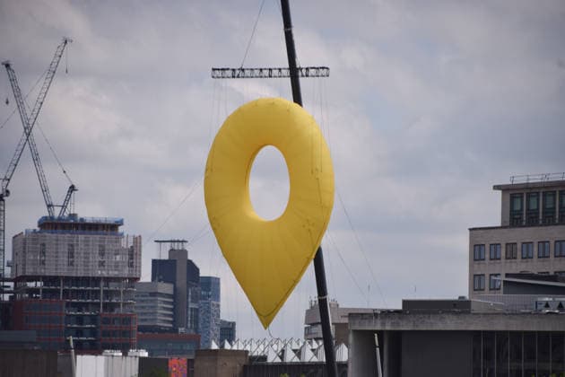 News Bilder des Tages May 3, 2026, London, England, United Kingdom: A giant Pin Drop installation, designed by Gareth Pugh and Carson McColl, hangs above Southbank Centre, part of the 75th anniversary celebrations of the music, arts and culture centre. London United Kingdom  - ZUMAv130 20260503_zip_v130_023 Copyright: xVukxValcicx