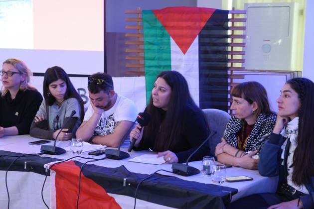 News Bilder des Tages Global Sumud Flotilla activists hold press conference on Syros Island, Greece SYROS, GREECE - MAY 03: Activists from the Greek leg of the Global Sumud Flotilla, preparing to set out to break the Israeli blockade of Gaza, make statements at a press conference held on Syros Island on May 3, 2026. The conference took place on the island from which the vessels are scheduled to depart. Ayhan Mehmet Anadolu Syros Greece. Editorial use only. Please get in touch for any other usage.  Copyright: x2026xAnadoluxAyhanxMehmetx