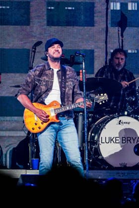 2026 iHeartCountry Festival - Show Luke Bryan performs onstage during the 2026 iHeartCountry Festival presented by Capital One at Moody Center on May 02, 2026 in Austin, Texas. Austin Moody Center Texas United States of America Copyright: xOzziexBloom imageSPACEx