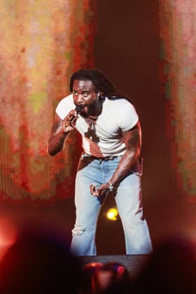 2026 iHeartCountry Festival - Show Shaboozey performs onstage during the 2026 iHeartCountry Festival presented by Capital One at Moody Center on May 02, 2026 in Austin, Texas. Austin Moody Center Texas United States of America Copyright: xOzziexBloom imageSPACEx
