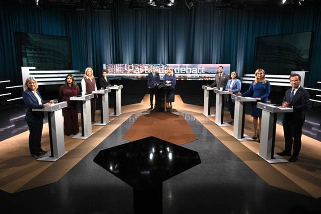 STOCKHOLM, SVERIGE 20260503 Partiledarna fr v Magdalena Andersson (S), Nooshi Dadgostar (V), Elisabeth Thand Ringqvist (C), Amanda Lind (MP), Jimmie Akesson (SD), Simona Mohamsson (L), Ebba Busch (KD) och Ulf Kristersson (M) samt i mitten programledarna Anders Holmberg och Camilla Kvartoft i studion inför söndagskvällens partiledardebatt i SVT:s Agenda. STOCKHOLM SVERIGE x10090x *** STOCKHOLM, SWEDEN 20260503 Party leaders from left Magdalena Andersson S , Nooshi Dadgostar V , Elisabeth Thand Ringqvist C , Amanda Lind MP , Jimmie Akesson SD , Simona Mohamsson L , Ebba Busch KD and Ulf Kristersson M and in the middle the presenters Anders Holmberg and Camilla Kvartoft in the studio before Sunday nights party leader debate in SVTs Agend  Copyright: xClaudioxBresciani TTx PARTILEDARDEBATT SVT AGENDA FV6hZnEEi2Y