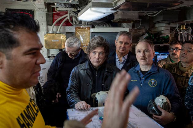 May 3, 2026, Uss Nimitz, Atlantic Ocean, International Waters: Argentine President Javier Milei, center, is briefed before observing flight operations in the operations room of Nimitz-class aircraft carrier USS Nimitz during exercise Southern Seas, April 30, 2026, on the Atlantic Ocean. Uss Nimitz International Waters - ZUMAp138 20260503_zaa_p138_004 Copyright: xMc2xPeterxMchaddad U.SxNavyx