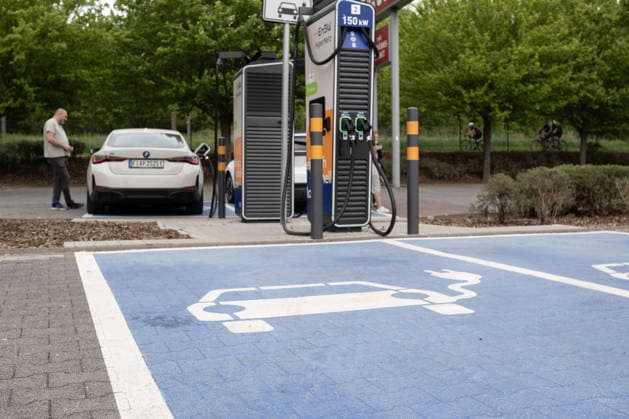 Elektroauto an Schnellladesäule auf Parkplatz 03.05.2026, Selters: Symbolfoto, Illustrationsbild, Symbolbild, Illustrationsfoto, Alltagsszene Ein Elektroauto steht an einer Schnellladesäule auf einem ausgewiesenen Ladeparkplatz. Im Vordergrund ist die Markierung für Elektrofahrzeuge sichtbar. Das Bild zeigt moderne Ladeinfrastruktur und steht für Elektromobilität und Energiewende im öffentlichen Raum. Selters Hessen Deutschland Copyright: xAlexandraxWagnerx