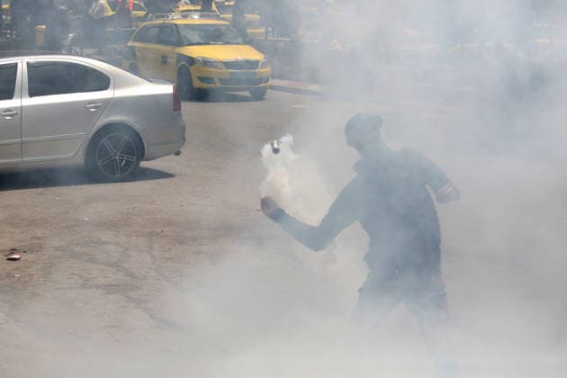 News Bilder des Tages Palestinian-Israeli conflict in Nablus, Palestine - 3 MAY 2026. Palestinian man seen throwing back tear gas canisters after Israeli soldiers opened fire in the central market during a military operation. Israeli forces raided the market in the city center and opened fire on shoppers who were throwing stones at the soldiers, killing a 26-year-old Palestinian man and wounding 12 others who were taken to hospitals in Nablus, according to medical sources. Nablus Palestine Copyright: xNasserxIshtayehx xSOPAxImagesx Nishtayeh1948