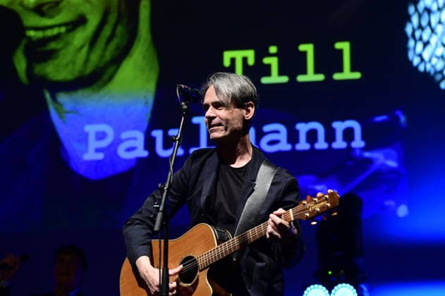 Till Paulmann live bei einem Konzert Der nächste Frühling Tour von Frank Schöbel im Gerhart-Hauptmann-Theater. Görlitz, 03.05.2026 Copyright: xMatthiasxWehnertx