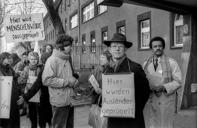 Polizeigewalt Deutschland, Berlin, 10.03.1993, Protest vor der Polizeiwache 33 in Moabit (Perleberger Straße) gegen Polizeigewalt gegen ausländische Bürger, Hier wurden Ausländer geprügelt, Â *** Police violence Germany, Berlin, 10 03 1993, Protest in front of police station 33 in Moabit Perleberger Straße against police violence against foreign citizens, Here foreigners were beaten, Â