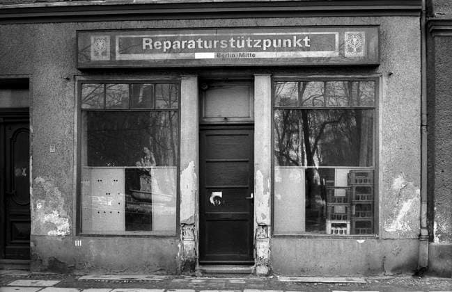 Geldzählerbrunnen Deutschland, Berlin, 06.03.1993, Spiegelung der Skulptur Geldzählerbrunnen, auf dem Pappelplatz in einem Schaufenster in der Invalidenstraße, ehem. Reparaturstützpunkt Mach Mit, Â *** Geldzählerbrunnen Germany, Berlin, 06 03 1993, Reflection of the sculpture Geldzählerbrunnen, on the Pappelplatz in a shop window in the Invalidenstraße, former repair base Mach Mit, Â
