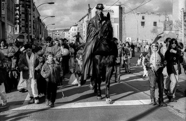 Purim Deutschland, Berlin, 07.03.1993, Purim - jüdischer Fasching, Festumzug in der Friedrichstraße zum Berliner Ensemble, Mann zu Pferde, Â *** Purim Germany, Berlin, 07 03 1993, Purim Jewish carnival, parade in the Friedrichstraße to the Berliner Ensemble, man on horseback, Â