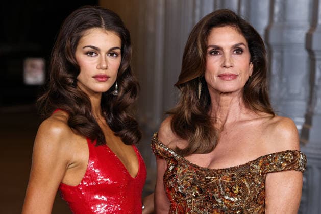 14th Annual LACMA Art + Film Gala 2025 MUSEUM ROW, MIRACLE MILE, LOS ANGELES, CALIFORNIA, USA - NOVEMBER 01: Kaia Gerber and mother Cindy Crawford arrive at the 14th Annual LACMA (Los Angeles County Museum of Art) Art + Film Gala 2025 presented by Gucci held at the Los Angeles County Museum of Art on November 1, 2025 in Museum Row, Miracle Mile, Los Angeles, California, United States. (Photo by Xavier Collin Image Press Agency)