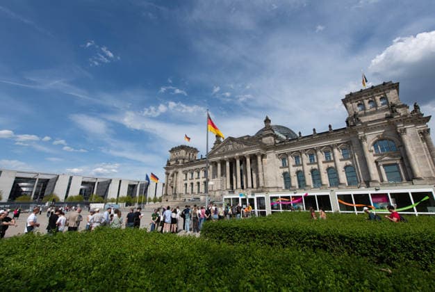 (260504) -- BERLIN, May 4, 2026 -- People wait in line to enter the Reichstag building in Berlin, Germany, May 3, 2026. About 11,700 guests visited the Reichstag building during its open day event on Sunday. ) GERMANY-BERLIN-REICHSTAG-OPEN DAY ZhangxHaofu 