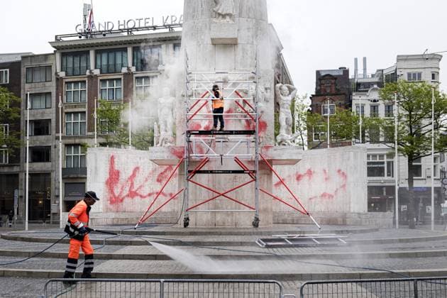 AMSTERDAM - The monument on Dam Square has been defaced with red paint. Later today, the National Remembrance Day ceremony will take place on Dam Square. RAMON VAN FLYMEN ANP netherlands out - belgium out  Copyright: xx x557428732x originalFilename: 557428732.jpg