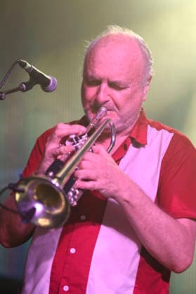 Michel Ochowiak von Les NÃ gresses Vertes live bei einem Konzert ihrer Zobi Tour in der Fabrik. Hamburg, 03.05.2026