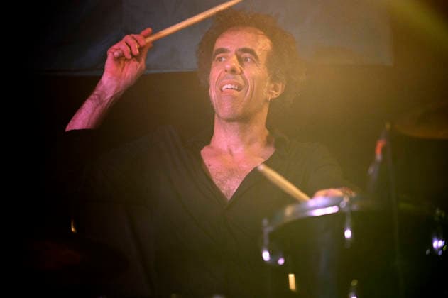 Matthieu Rabate von Les NÃ gresses Vertes live bei einem Konzert ihrer Zobi Tour in der Fabrik. Hamburg, 03.05.2026