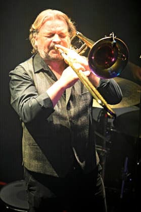 Gwen Badoux von Les NÃ gresses Vertes live bei einem Konzert ihrer Zobi Tour in der Fabrik. Hamburg, 03.05.2026