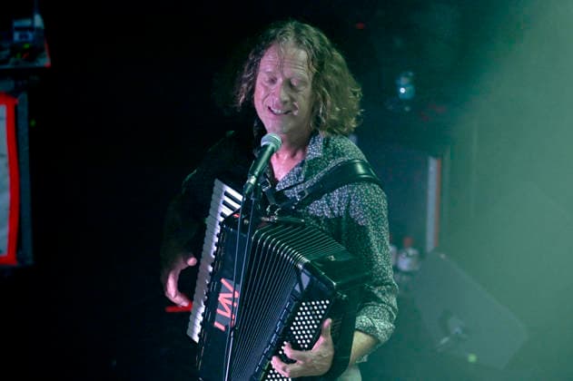 Mathieu Matias Canavese von Les NÃ gresses Vertes live bei einem Konzert ihrer Zobi Tour in der Fabrik. Hamburg, 03.05.2026