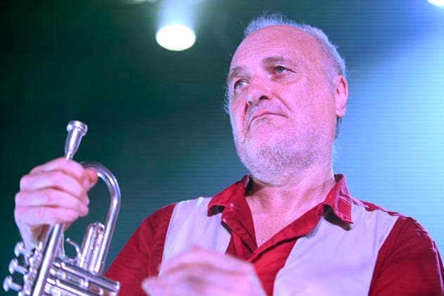 Michel Ochowiak von Les NÃ gresses Vertes live bei einem Konzert ihrer Zobi Tour in der Fabrik. Hamburg, 03.05.2026