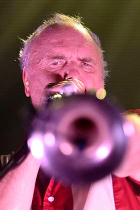Michel Ochowiak von Les NÃ gresses Vertes live bei einem Konzert ihrer Zobi Tour in der Fabrik. Hamburg, 03.05.2026