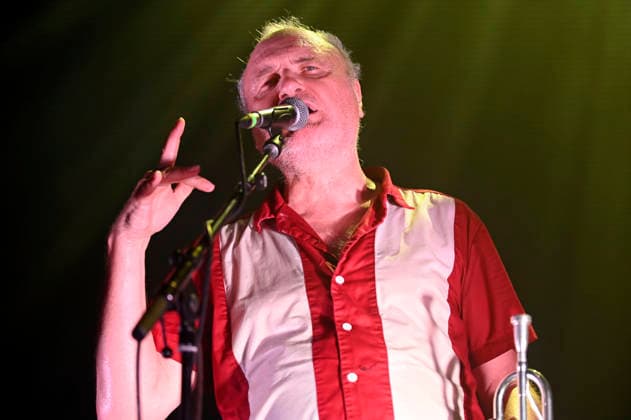 Michel Ochowiak von Les NÃ gresses Vertes live bei einem Konzert ihrer Zobi Tour in der Fabrik. Hamburg, 03.05.2026