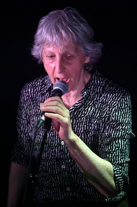 Iza Mellino von Les NÃ gresses Vertes live bei einem Konzert ihrer Zobi Tour in der Fabrik. Hamburg, 03.05.2026