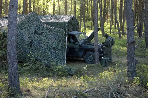Ein Fahrzeug Mercedes Wolf der Bundeswehr mit offener Motorhaube im Wald auf dem Truppenübungsplatz Munster. Ein Fahrzeug Mercedes Wolf der Bundeswehr mit offener Motorhaube im Wald auf dem Truppenübungsplatz Munster. Munster Niedersachsen Deutschland *** A Mercedes Wolf vehicle of the German Armed Forces with open hood in the forest on the Munster military training area A Mercedes Wolf vehicle of the German Armed Forces with open hood in the forest on the Munster military training area Munster Lower Saxony Germany