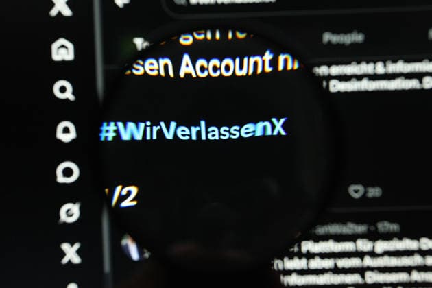 Auf einem Laptop wurde X (vormals Twitter) geöffnet. Eine Lupe zeigt auf den Hashtag WirVerlassenX. Am Montag informierten unter anderem die Parteien SPD, Bündnis 90 Die Grünen und Die Linke darüber, dass sie ab sofort ihre X-Accounts nicht mehr bespielen werden. Die Plattform sei in den vergangenen Jahren im Chaos versunken und fördere zunehmend Desinformation, hieß es unter anderem. Symbolbild Symbolfoto. Niendorf Hamburg *** X was previously opened on a laptop Twitter A magnifying glass points to the hashtag WirVerlassenX On Monday, the SPD, Bündnis 90 Die Grünen and Die Linke parties, among others, announced that they would no longer be using their X accounts with immediate effect The platform had sunk into chaos in recent years an