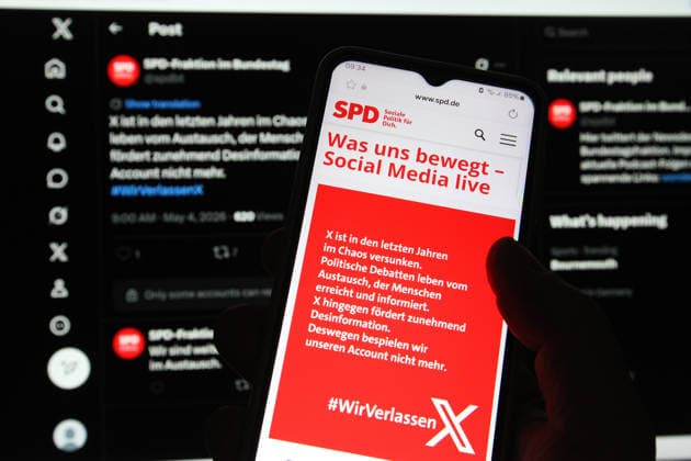 Auf einem Laptop wurde der X-Account (vormals Twitter) der Partei SPD geöffnet. Dort informieren die Sozialdemokraten darüber, dass sie sich von X zurückziehen werden. Die Plattform sei in den vergangenen Jahren im Chaos versunken und fördere zunehmend Desinformation, hieß es unter anderem. Auch auf ihrer Website, die im Vordergrund auf einem Smartphone aufgerufen wurde, informierte die SPD über diesen Schritt. Symbolbild Symbolfoto. Niendorf Hamburg *** The former Twitter account of the SPD party was opened on a laptop There, the Social Democrats announced that they would be withdrawing from X The platform had descended into chaos in recent years and was increasingly promoting disinformation, it was said, among other things The SPD als