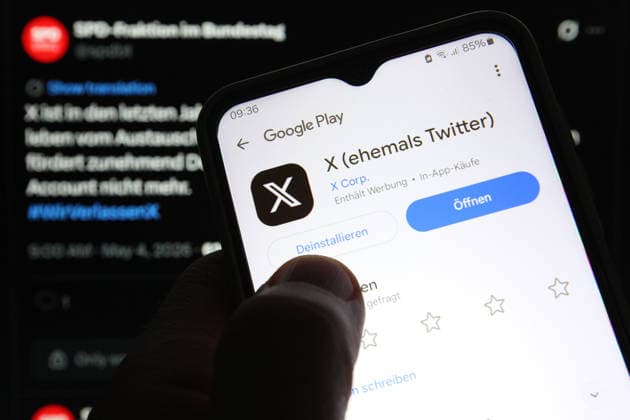 Auf einem Laptop wurde der X-Account (vormals Twitter) der Partei SPD geöffnet. Dort informieren die Sozialdemokraten darüber, dass sie sich von X zurückziehen werden. Die Plattform sei in den vergangenen Jahren im Chaos versunken und fördere zunehmend Desinformation, hieß es unter anderem. Davor wurde auf einem Smartphone die App von X bei Google Play aufgerufen. Ein Finger zeigt auf den Button deinstallieren. Symbolbild Symbolfoto. Niendorf Hamburg *** On a laptop, the X account formerly Twitter of the SPD party was opened There, the Social Democrats inform that they will withdraw from X The platform has sunk into chaos in recent years and is increasingly promoting disinformation, it was said, among other things Before that, the X app