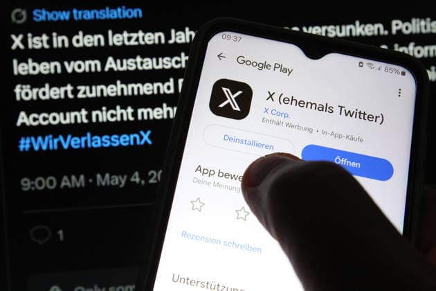 Auf einem Laptop wurde der X-Account (vormals Twitter) der Partei SPD geöffnet. Dort informieren die Sozialdemokraten darüber, dass sie sich von X zurückziehen werden. Die Plattform sei in den vergangenen Jahren im Chaos versunken und fördere zunehmend Desinformation, hieß es unter anderem. Davor wurde auf einem Smartphone die App von X bei Google Play aufgerufen. Ein Finger zeigt auf den Button deinstallieren. Symbolbild Symbolfoto. Niendorf Hamburg *** On a laptop, the X account formerly Twitter of the SPD party was opened There, the Social Democrats inform that they will withdraw from X The platform has sunk into chaos in recent years and is increasingly promoting disinformation, it was said, among other things Before that, the X app