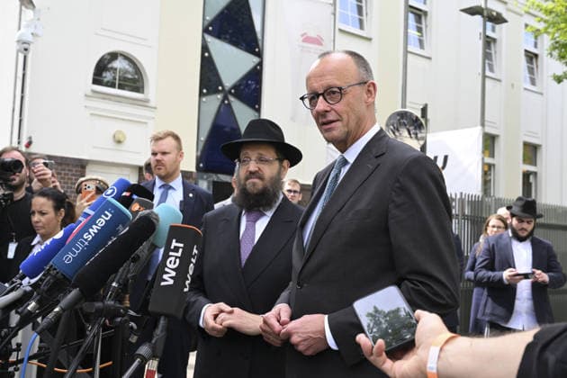 The CDU Executive Board meeting at the Chabad Synagogue in Berlin BERLIN, GERMANY - MAY 04: German Chancellor Friedrich Merz is welcomed by Rabbi Yehuda Teichtal ahead of executive board meeting of the CDU, the ruling party in Germany, at the Chabad Synagogue in Berlin, Germany on May 04, 2026. Halil Sagirkaya Anadolu Berlin Germany. Editorial use only. Please get in touch for any other usage.  Copyright: x2026xAnadoluxHalilxSagirkayax