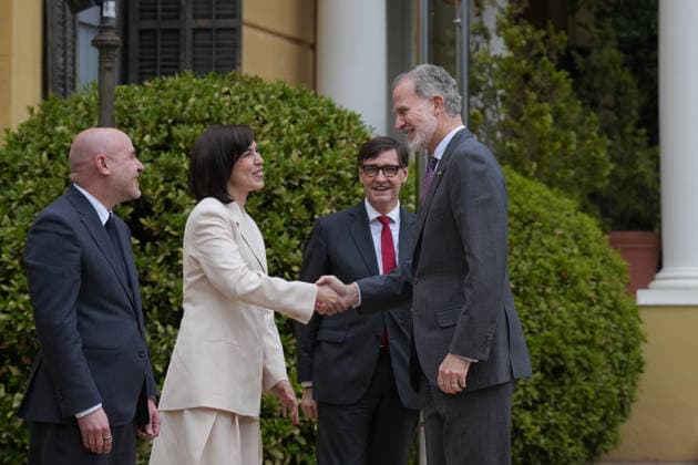 King Felipe VI greets the Minister of Science, Diana Morant, the President of the Generalitat de Catalunya, Salvador Illa, and the Government Delegate in Catalonia, Carlos Prieto, upon his arrival at the presentation of the National Research Awards 2025, at the Palau Pedralbes, May 4, 2026, in Barcelona, Catalonia Spain These awards are Spains most important recognition in the field of scientific research, and highlight the talent of the people and organizations which, through their work, contribute to the progress of society 04 MAY 2026 Spain  Copyright: xDavidxZorrakinox 7497357