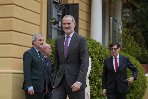 King Felipe VI greets the Minister of Science, Diana Morant, the President of the Generalitat de Catalunya, Salvador Illa, the Mayor of Barcelona, Jaume Collboni, and the Government Delegate in Catalonia, Carlos Prieto upon his arrival at the presentation of the National Research Awards 2025, at the Palau Pedralbes, on May 4, 2026, in Barcelona, Catalonia Spain These awards are Spains most important recognition in the field of scientific research, and highlight the talent of the people and organizations which, through their work, contribute to the advancement and progress of society 04 MAY 2026 Spain Copyright: xDavidxZorrakinox 7497445