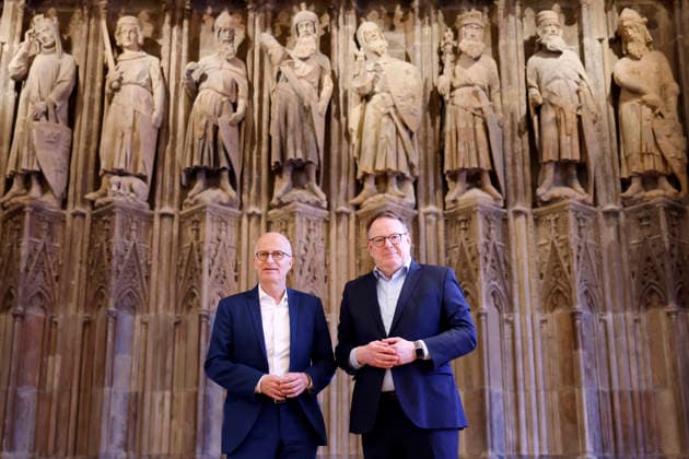 Politiker Dr. Peter Tschentscher (SPD), Oberbürgermeister von Hamburg, und Politiker Torsten Burmester (SPD), Oberbürgermeister von Köln, bei einem gemeinsamen Treffen im Rathaus Köln. Beide Städte wollen künftig besser zusammenarbeiten. Köln, 04.05.2026 NRW Deutschland *** Politician Dr. Peter Tschentscher SPD , Lord Mayor of Hamburg, and politician Torsten Burmester SPD , Lord Mayor of Cologne, at a joint meeting in Cologne City Hall Both cities want to work better together in future Cologne, 04 05 2026 NRW Germany Copyright: xChristophxHardtx