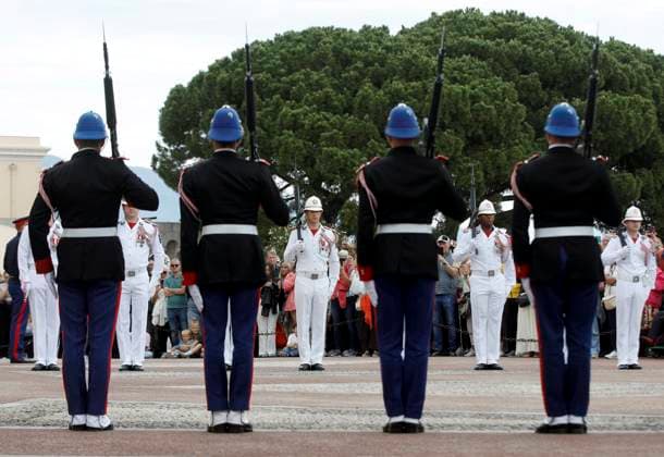 CHANGEMENT TENUE CARABINIERS PRINCE PHOTOPQR NICE MATIN Jean François Ottonello Monaco 04 05 2026 Passage de la tenue dhiver, en noir, a la tenue dete, en blanc, pour les carabiniers du prince lors de la releve de la garde Monaco may 4th 2026 The Princes Carabiniers change from their winter uniform black to their summer uniform white during the changing of the guard Monaco France  Copyright: xPHOTOPQR NICExMATIN MAXPPPxJeanxFrançoisxOttonellox 20260504NIM4913 20260504NIM4913