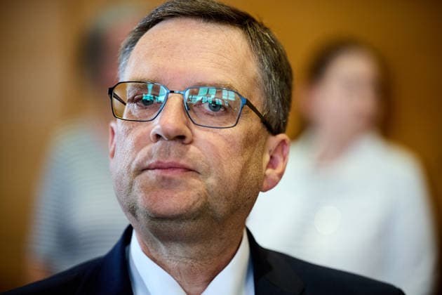 - Linz (Oberösterreich) 04.05.2026 - Urteil Wöginger Prozess - Heute ging im Landesgericht Linz der Prozess gegen den ÖVP Klubobmann mit der Urteilsverkündung zu Ende. Wöginger und zwei weitere angeklagte Finanzbeamten wurde Amtsmissbrauch vorgeworfen. Dem einflussreichen Politiker wurde vorgeworfen, einem Parteifreund zu einem Chefposten im Finanzamt Braunau verholfen zu haben, während eine qualifizierte Bewerberin leer ausging. Wöginger wurde zu sieben Monate bedingter Haft und 43.200 Euro Geldstrafe verurteilt. PHOTO: ÖVP Klubobmann August Wöginger im Landesgericht kurz vor Sitzungsbeginn. Linz (AUSTRIA) - Verdict in the Wöginger trial – The trial of the ÖVP parliamentary group leader came to an end today at Linz Regional Court wit 