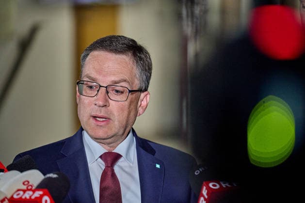 - Linz (Oberösterreich) 04.05.2026 - Urteil Wöginger Prozess - Heute ging im Landesgericht Linz der Prozess gegen den ÖVP Klubobmann mit der Urteilsverkündung zu Ende. Wöginger und zwei weitere angeklagte Finanzbeamten wurde Amtsmissbrauch vorgeworfen. Dem einflussreichen Politiker wurde vorgeworfen, einem Parteifreund zu einem Chefposten im Finanzamt Braunau verholfen zu haben, während eine qualifizierte Bewerberin leer ausging. Wöginger wurde zu sieben Monate bedingter Haft und 43.200 Euro Geldstrafe verurteilt und legt das Amt des ÖVP-Klubobmanns zurück. PHOTO: ÖVP Klubobmann August Wöginger im Landesgericht bei seiner Stellungnahme kurz nach dem Schuldspruch den er anfechten wird. Linz (AUSTRIA) - Verdict in the Wöginger trial – T 