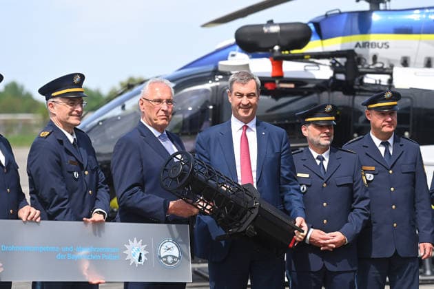 Bayerns Ministerpraesident Dr. Markus Soeder und Innenminister Joachim Herrmann eroeffnen Drohnenkompetenz- und -abwehrzentrum (DKAZ) in Erding am 04.05.2026ö *** Bavarias State Premier Dr. Markus Soeder and Minister of the Interior Joachim Herrmann open drone competence and defense center DKAZ in Erding on 04 05 2026ö